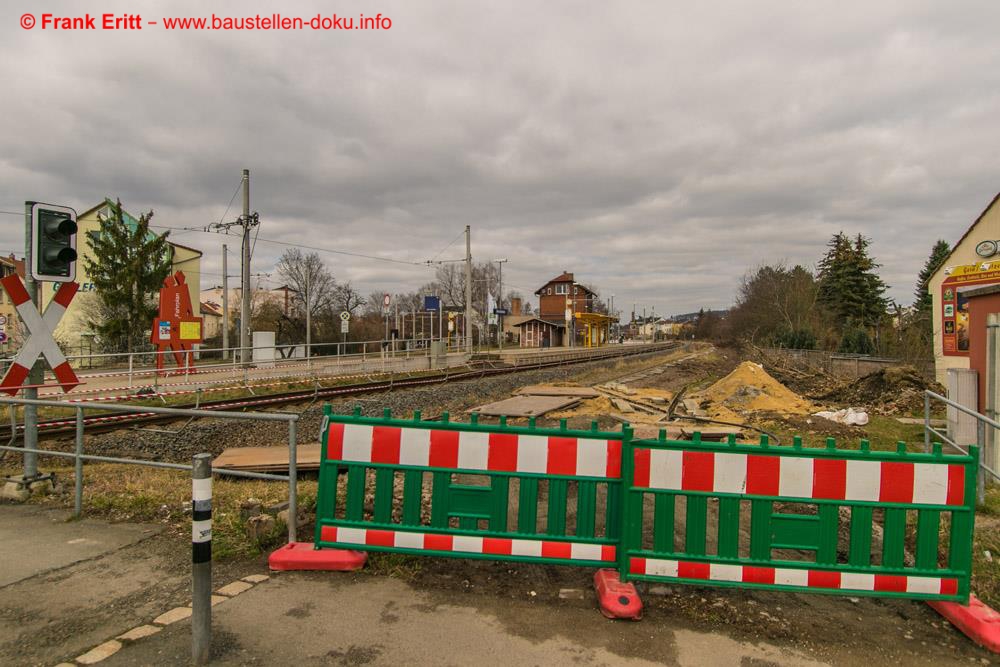 Am Bahnübergang in Gera Zwötzen wurde ebenfalls das Gelände beräumt und schon erste Kabel gezogen.
