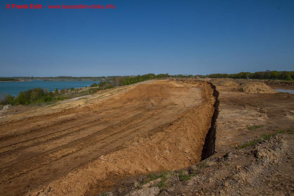 An der Südostecke des Haubitzer Sees wird die Tagebaukante geschnitten.