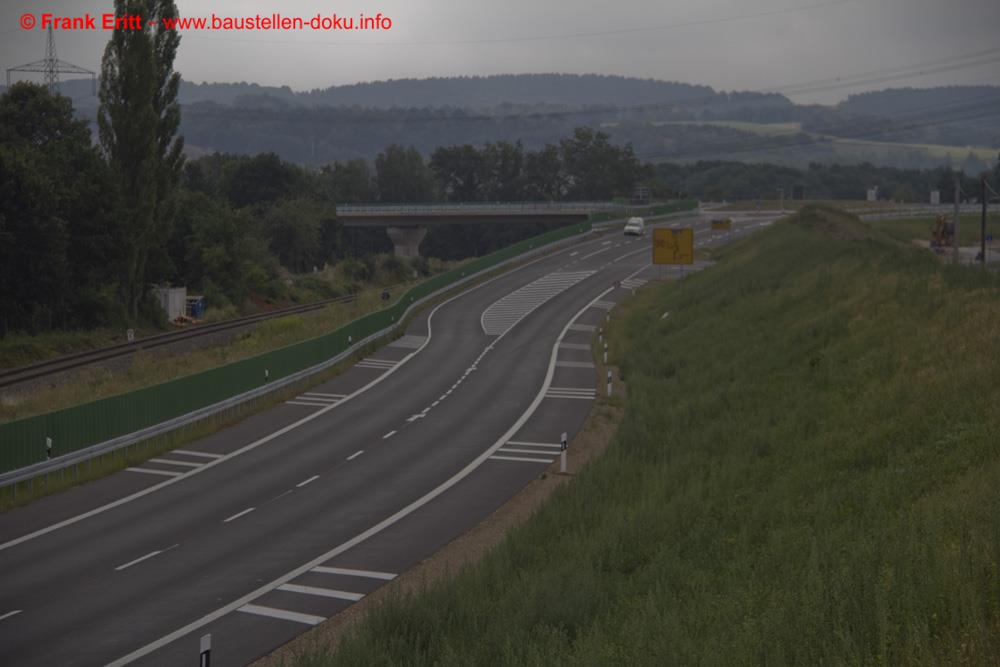 Querschnitt der neuen B92 in Richtung Wolfsgefährt - Platz für 3 Fahrspuren ist vorhanden.