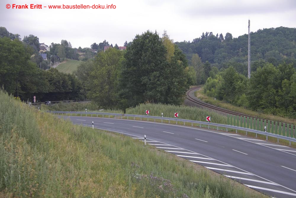 Die scharfe Einbindung in die alte B92 lässt vermuten, dass der Ausbau wohl parallel der Bahnstrecke weiter gehen wird.