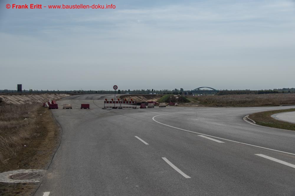 Die Straße am Gewerbepark Borna Ost hat eine Rampe zur Autobahn erhalten. Hier wird der Umleitungsverkehr bald entlanglaufen.